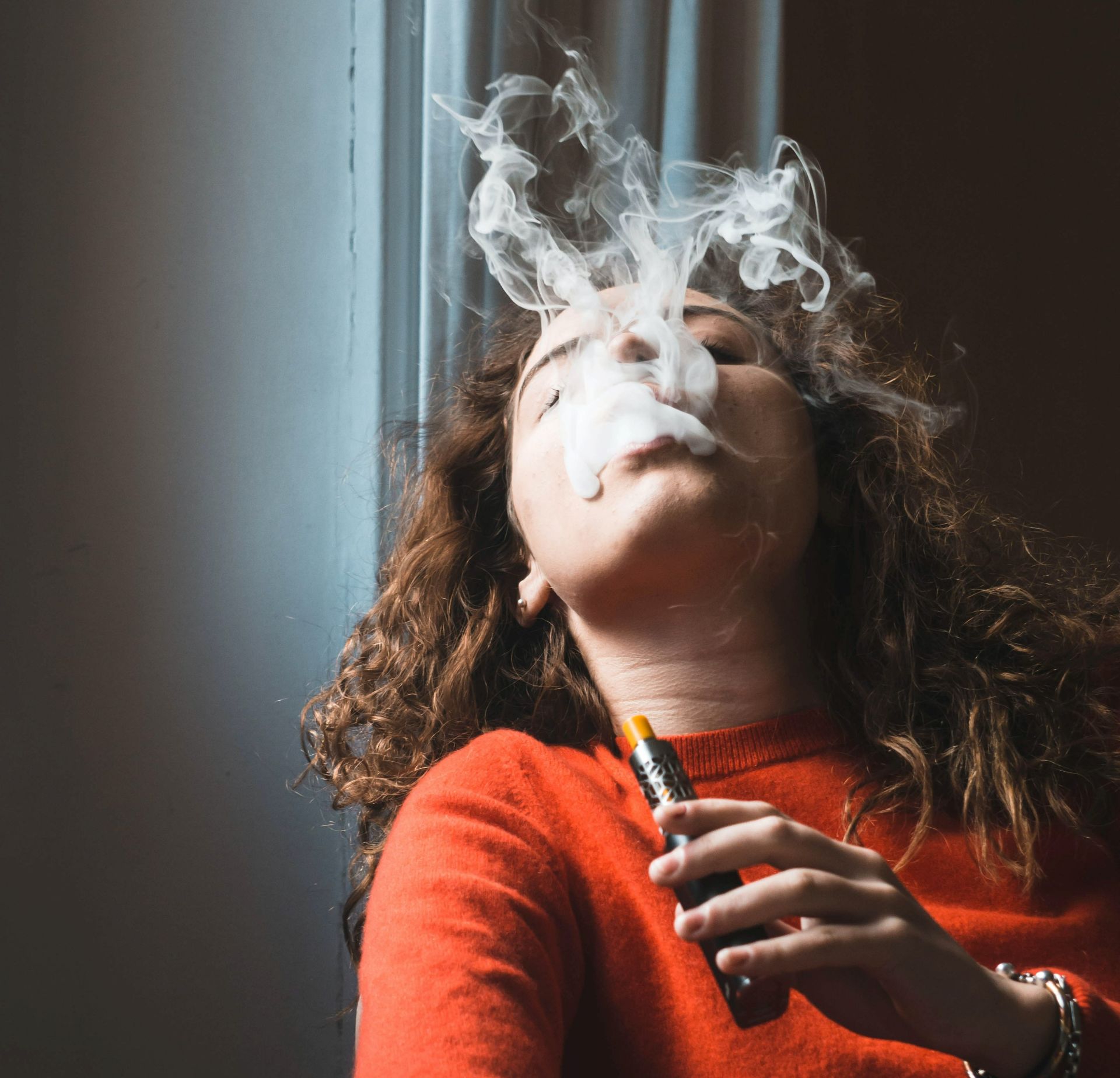 OMS: țigările electronice sunt un pericol pentru tineri
