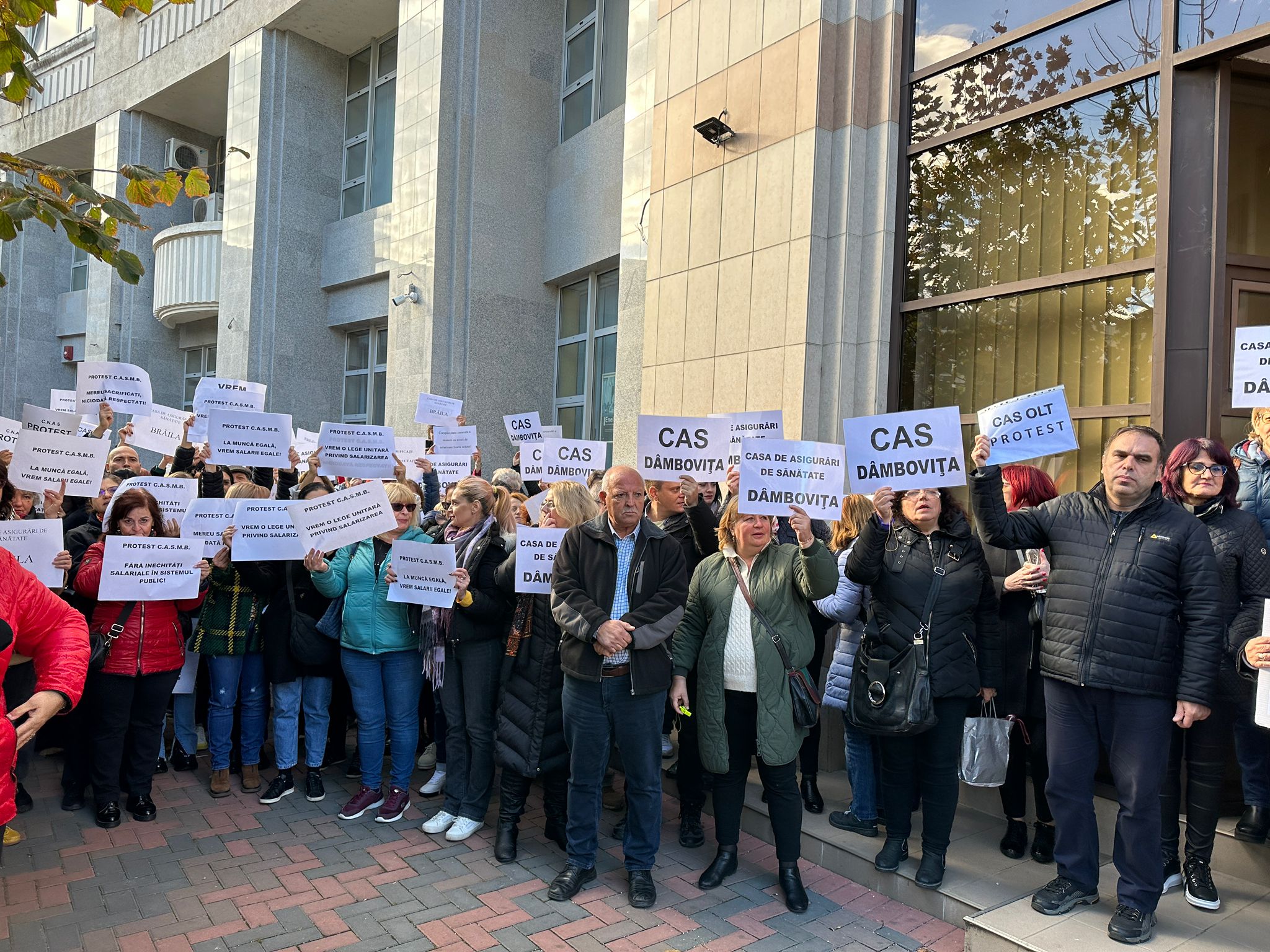 Angajații CNAS protestează în fața Ministerului Sănătății și Guvernului 
