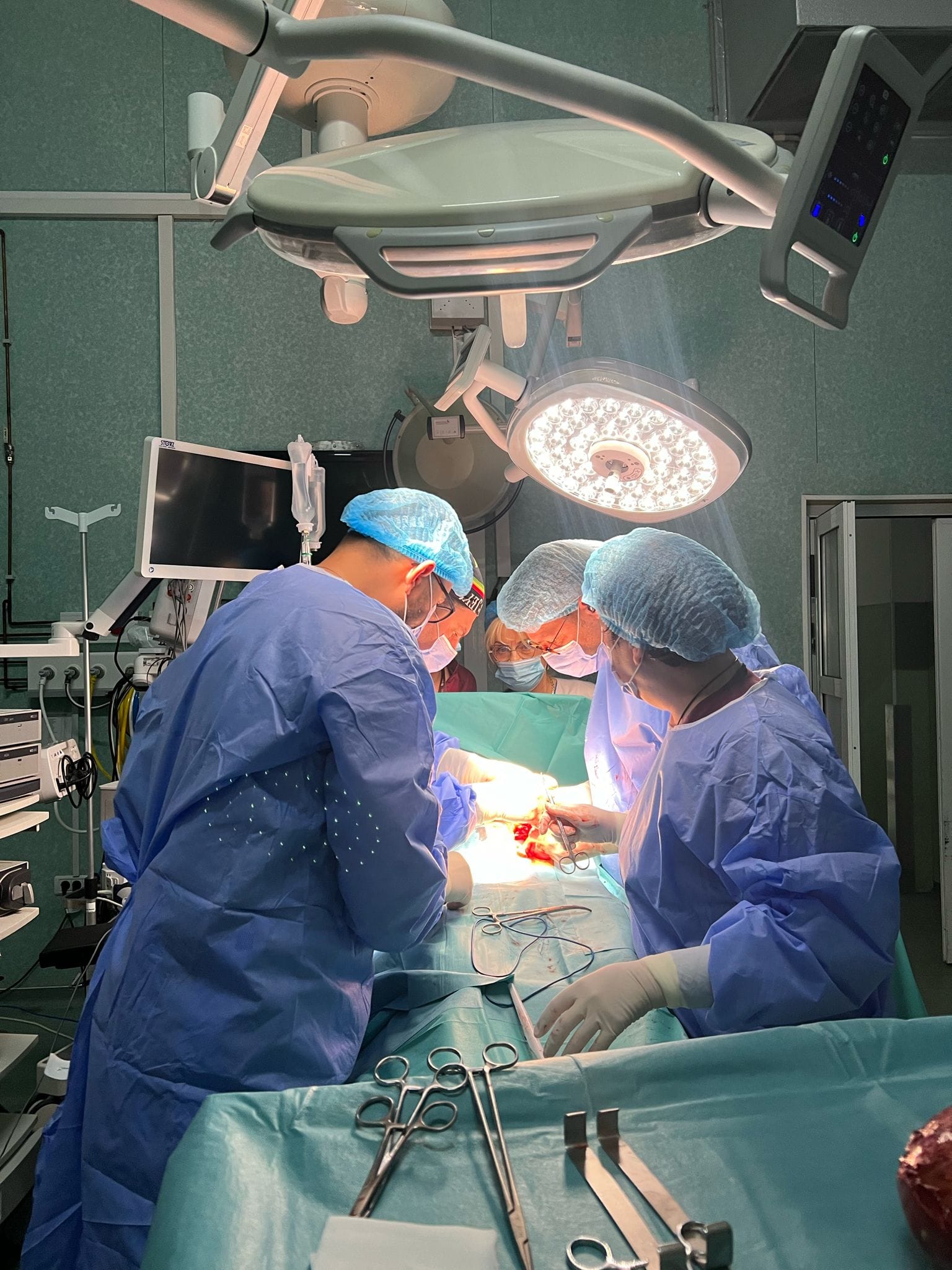 O tumoare uterină de 9,5 kg, extirpată de chirurgii de la Spitalul Județean Arad  