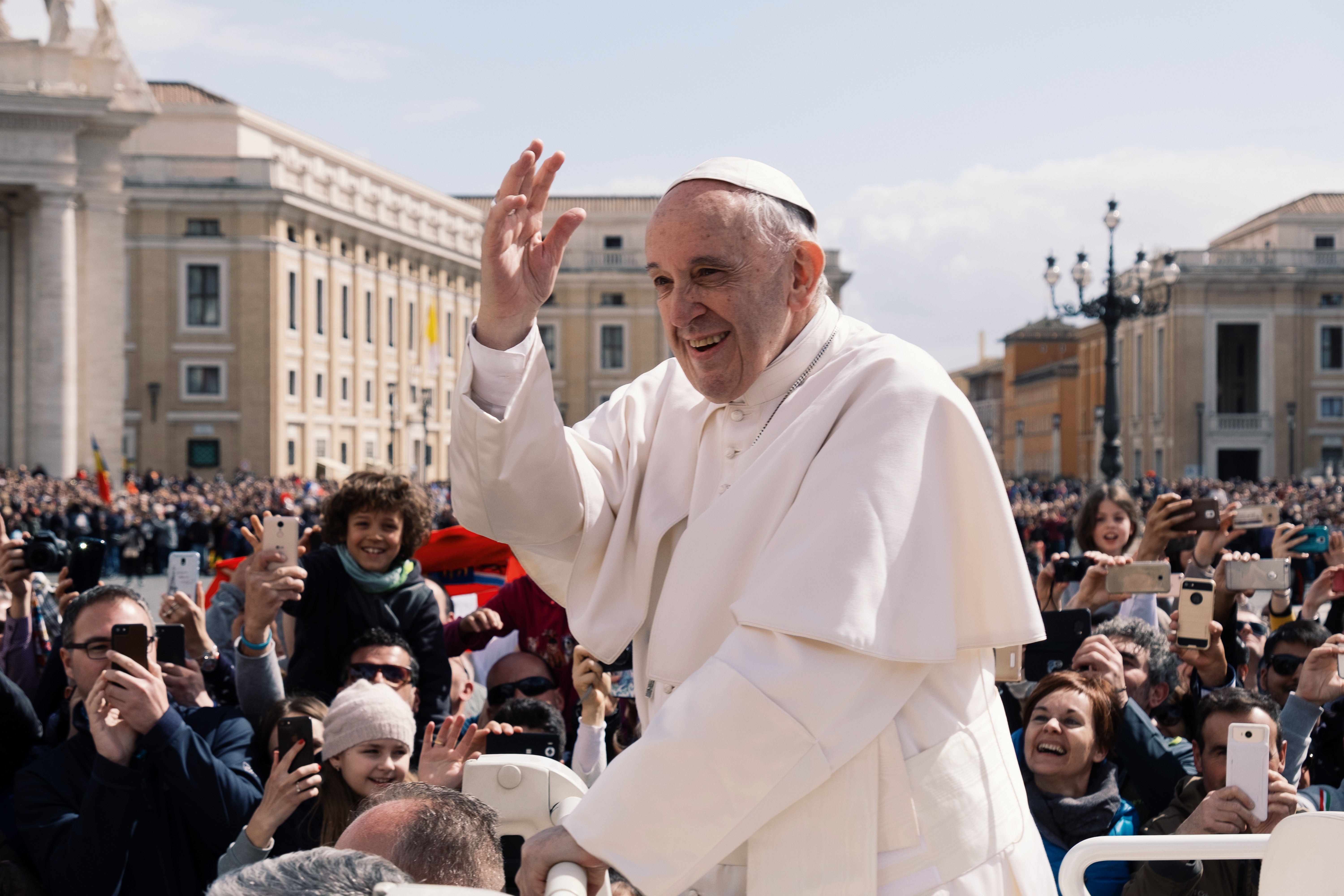 Papa Francisc cere comunităţii internaţionale să interzică maternitatea surogat