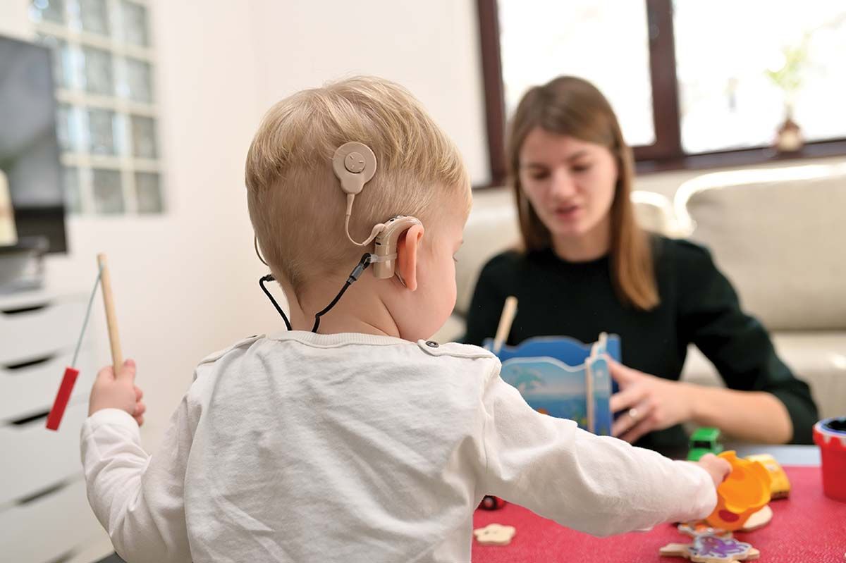 Beneficiile implantului cohlear la copiii cu autism