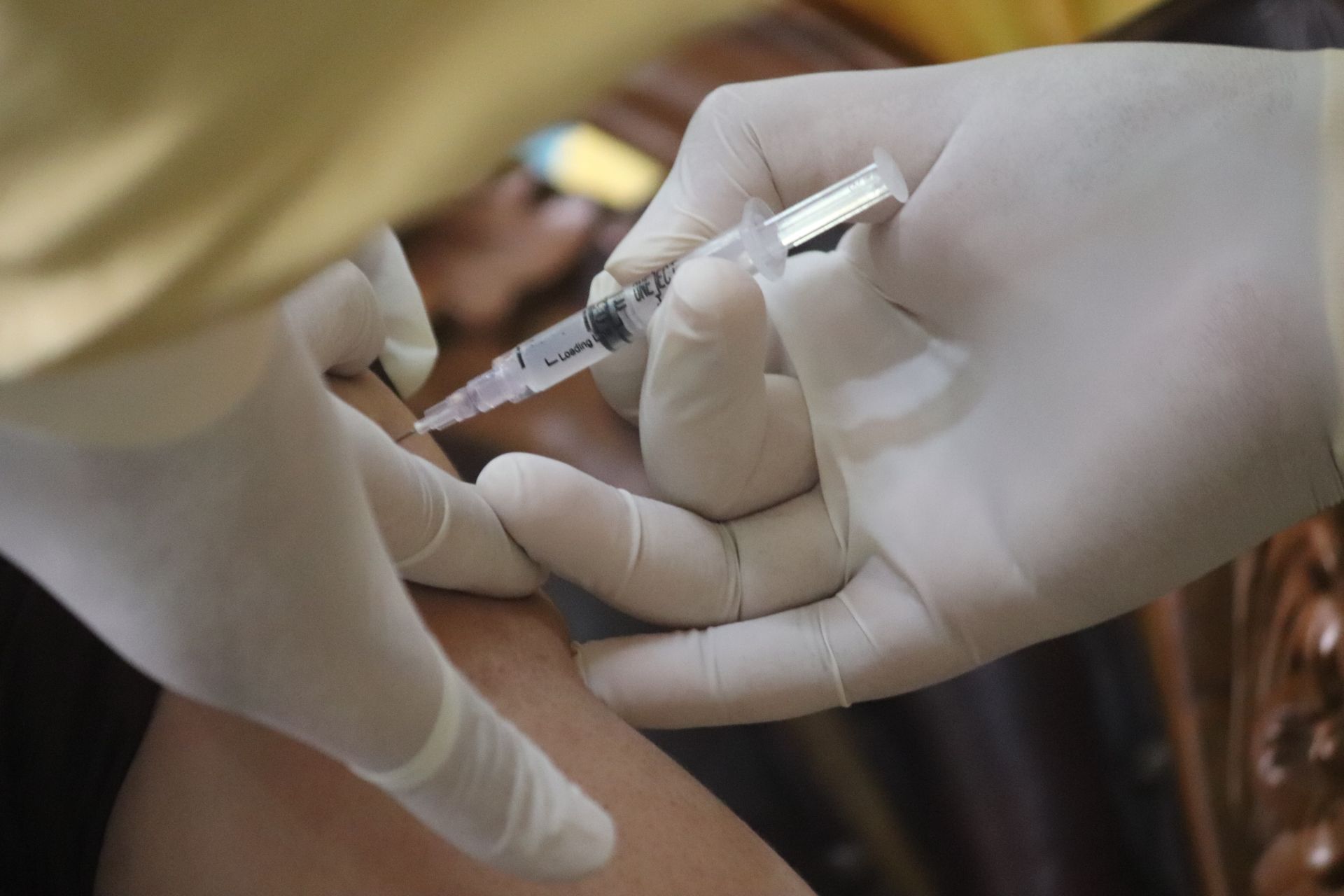 O tânără din Italia a primit șase doze de vaccin Pfizer