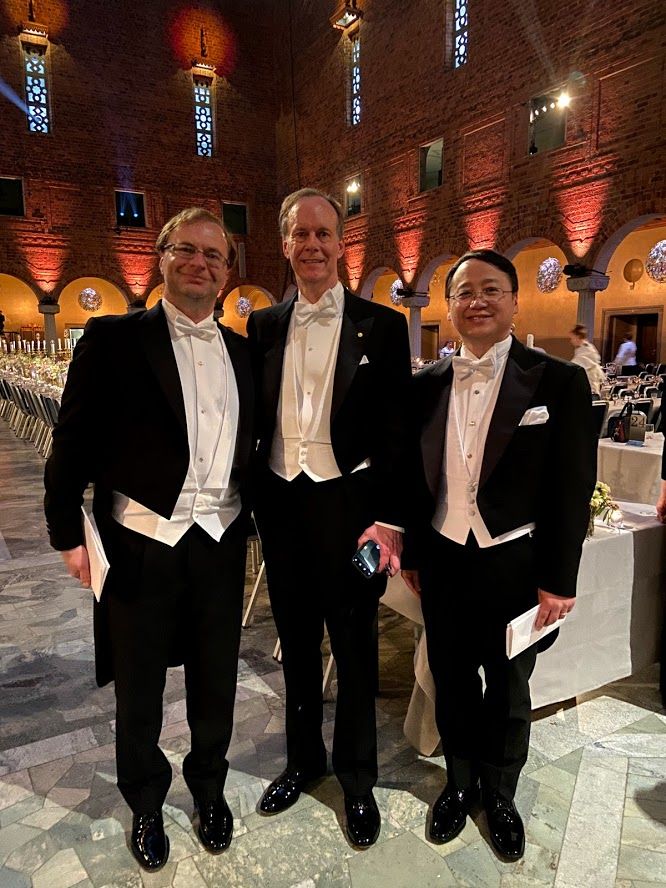 Alaturi de Bill Kaelin (cel din mijloc) la banchetul Nobel