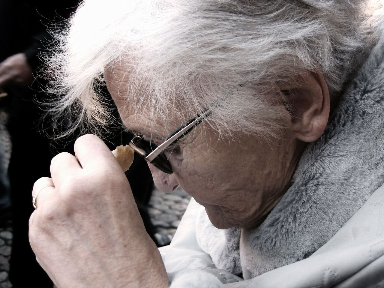 Alzheimer: hormonul FSH, posibil responsabil de incidența crescută la femei