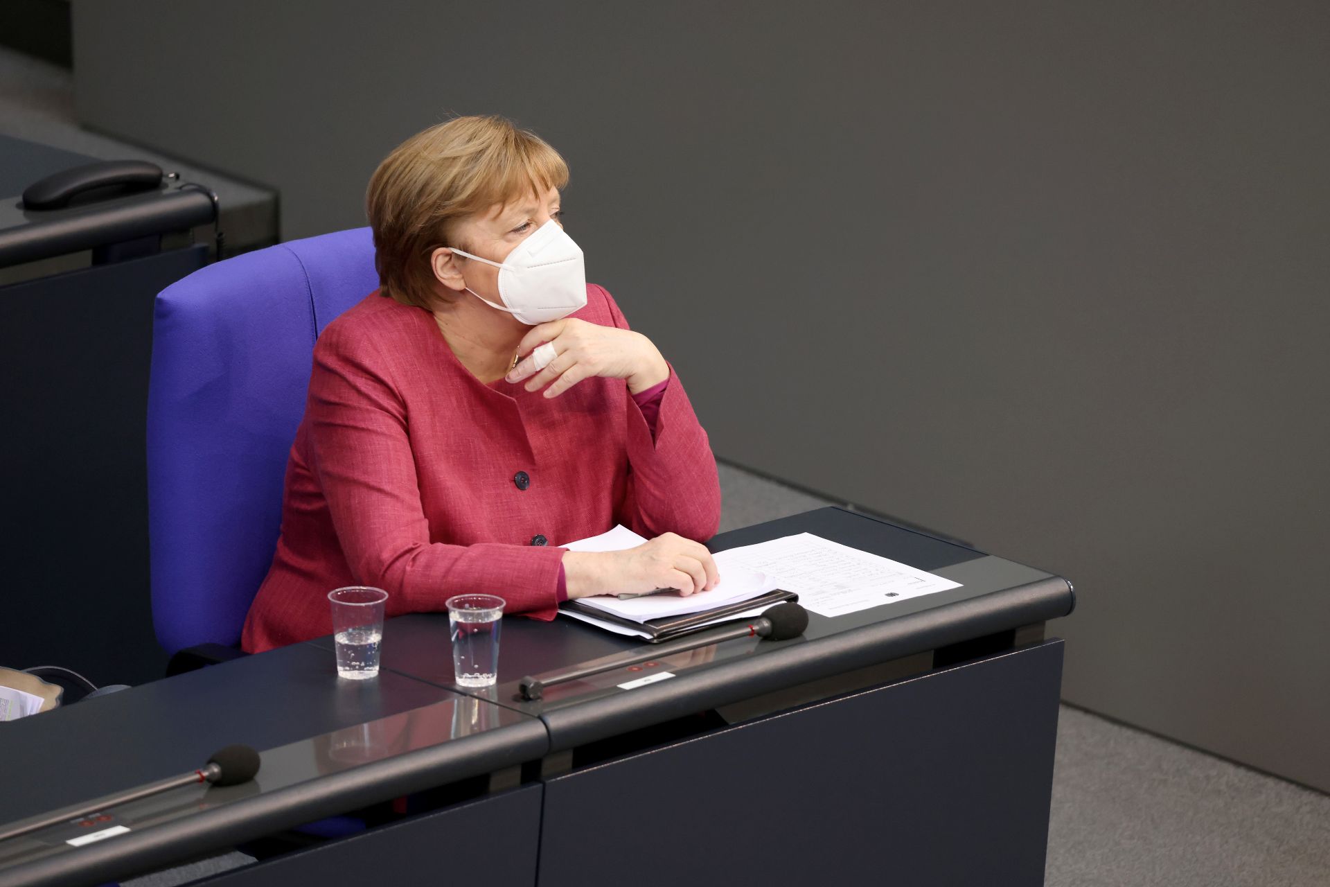 Angela Merkel și alți lideri europeni s-au vaccinat cu AstraZeneca