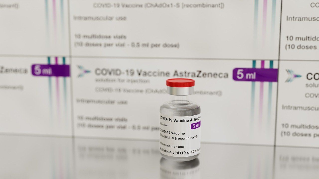 Persoanele vaccinate cu AstraZeneca ar putea face rapelul cu alt vaccin