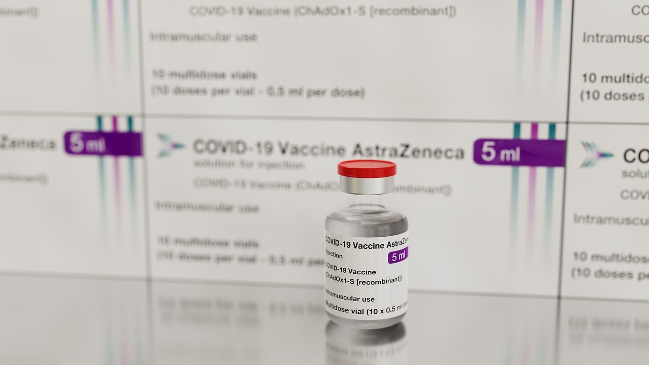 Persoanele imunizate cu AstraZeneca pot face rapelul cu alt vaccin după trei luni
