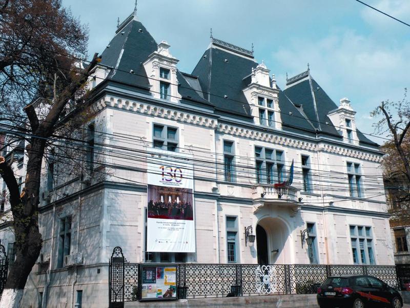 Tradiţie şi ţinută „à la franςaise“