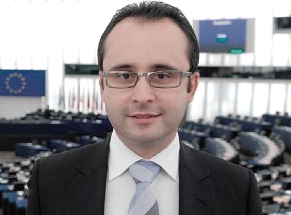 Preşedintele CNAS: „Nu am altă soluţie. Îi rog pe medicii de familie să distribuie cardul“