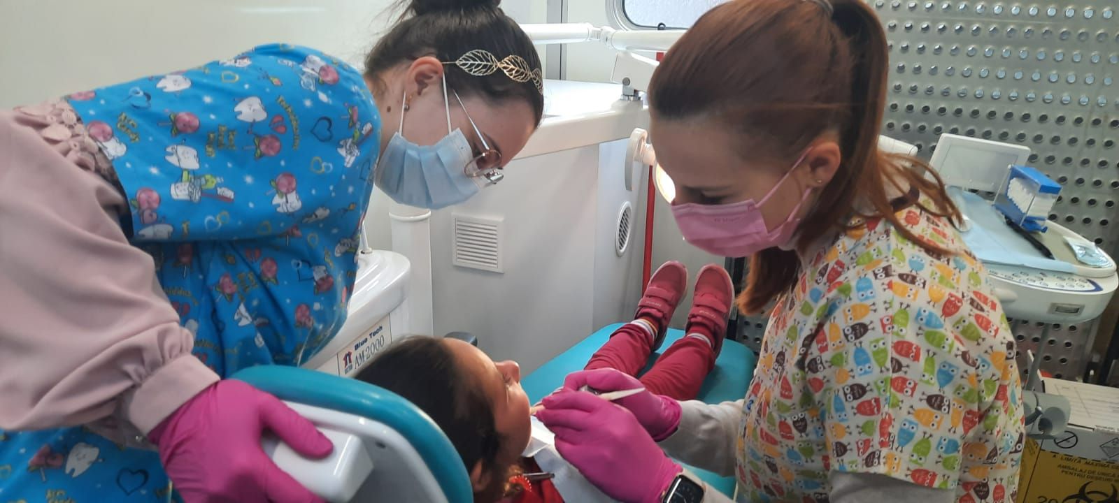 Iași: elevii din rural au primit tratament într-un cabinet stomatologic mobil