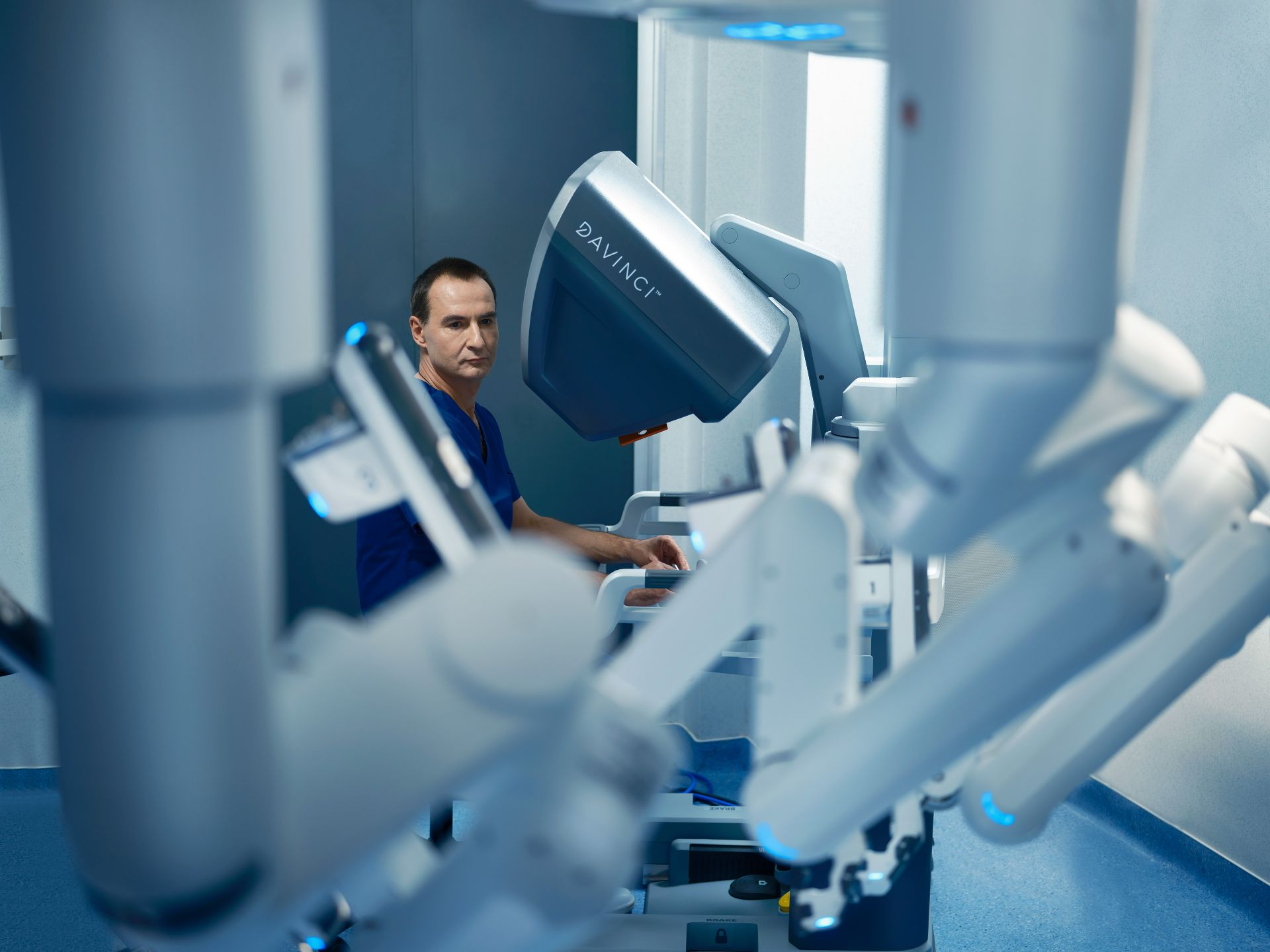 Operație robotică cu sistemul da Vinci Xi pentru tratarea unei hernii incizionale complexe