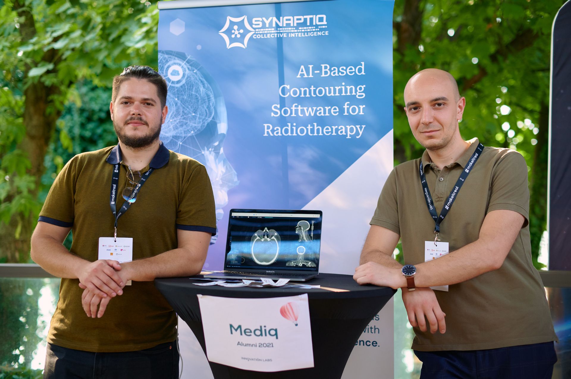 Dragoș Dușe (stanga)_fondator și CEO Synaptiq & medicul Remus Stoica (dreapta)_Lead Radiation Onclologist Synaptiq