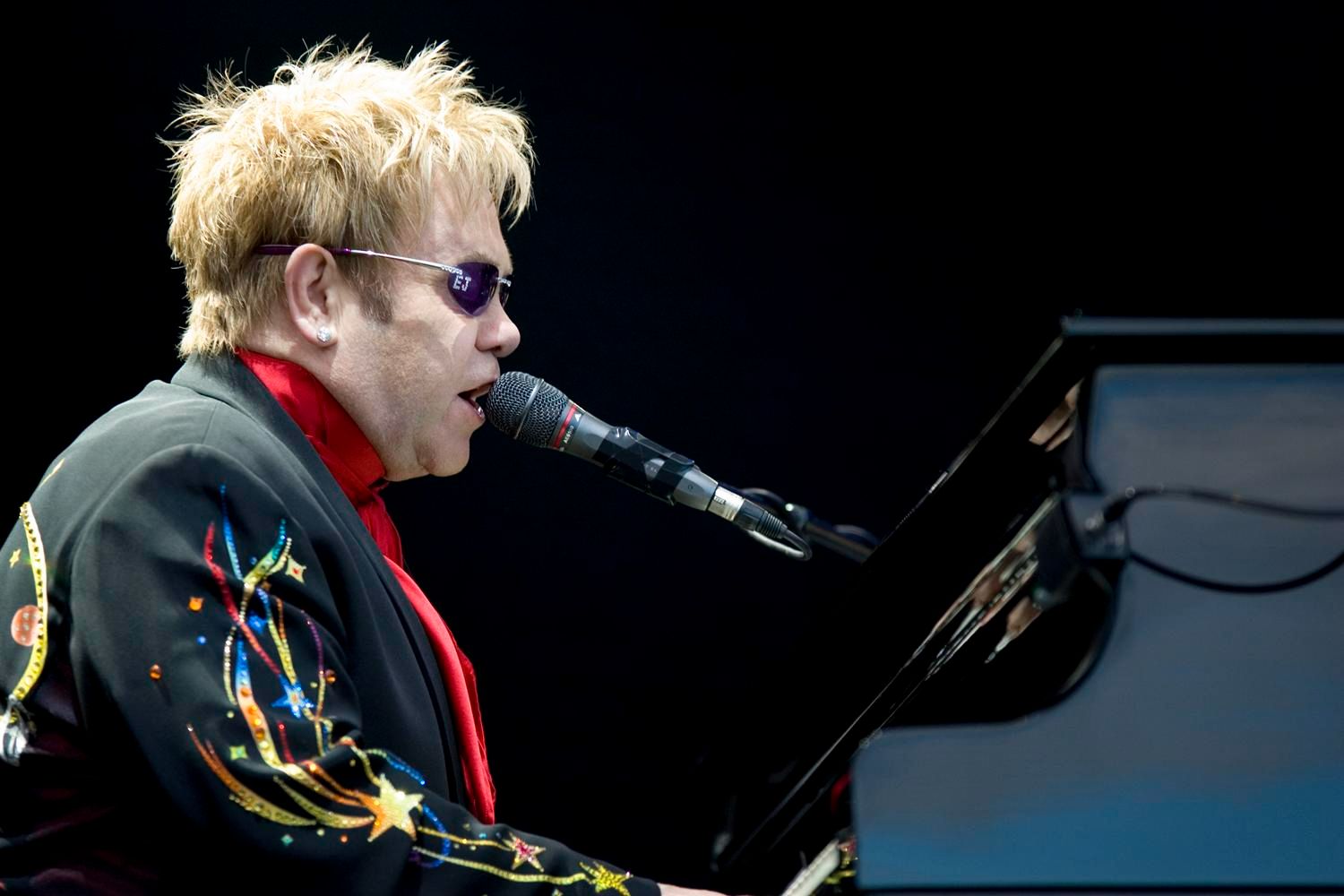 Elton John, testat pozitiv pentru COVID-19