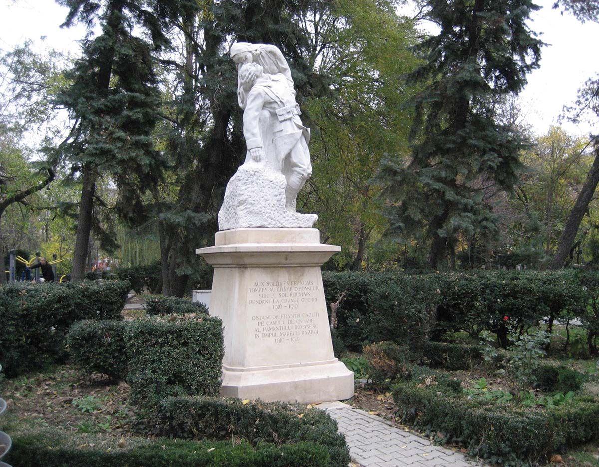 Foto 1. Monumentul militarilor francezi căzuţi în război alături de români (în Parcul Cişmigiu)