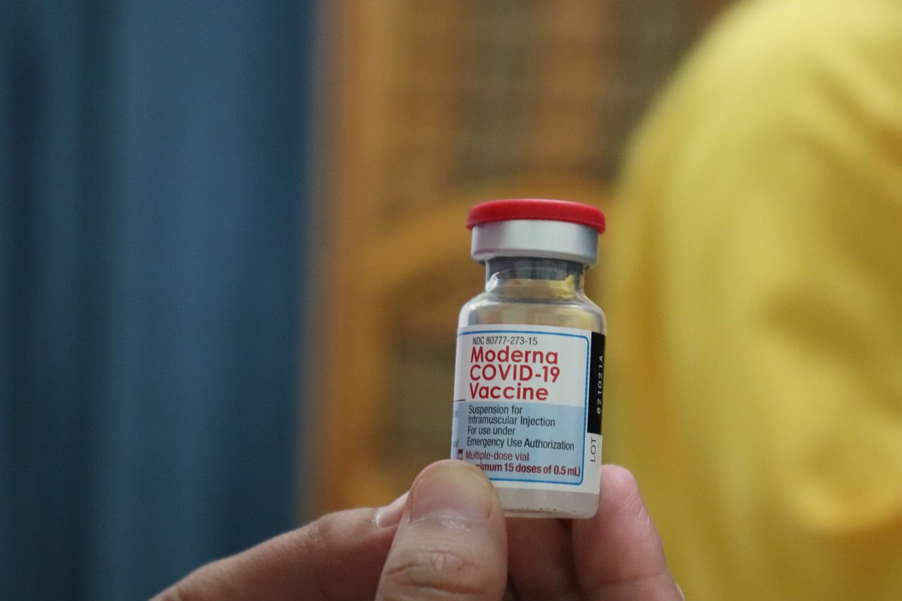 Vaccinarea cu Moderna a persoanelor tinere, suspendată în două țări