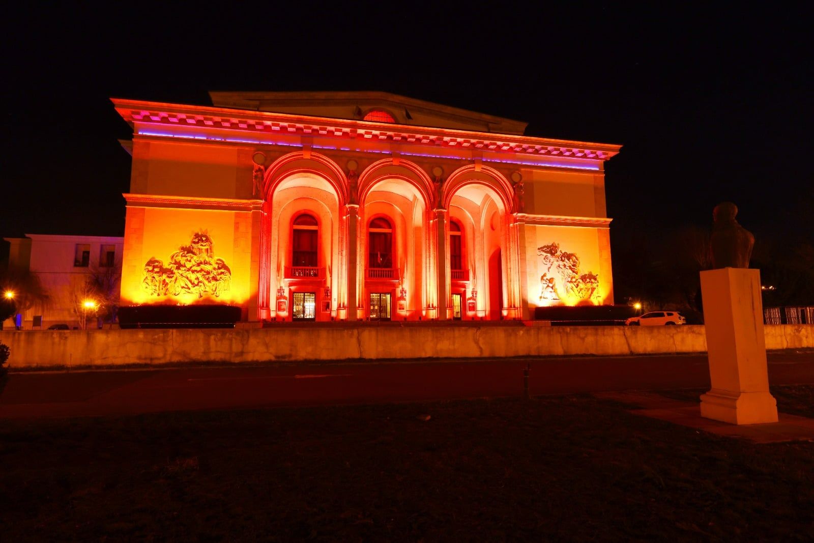 Ziua Mondială de Luptă Împotriva Cancerului: zeci de clădiri, iluminate în portocaliu