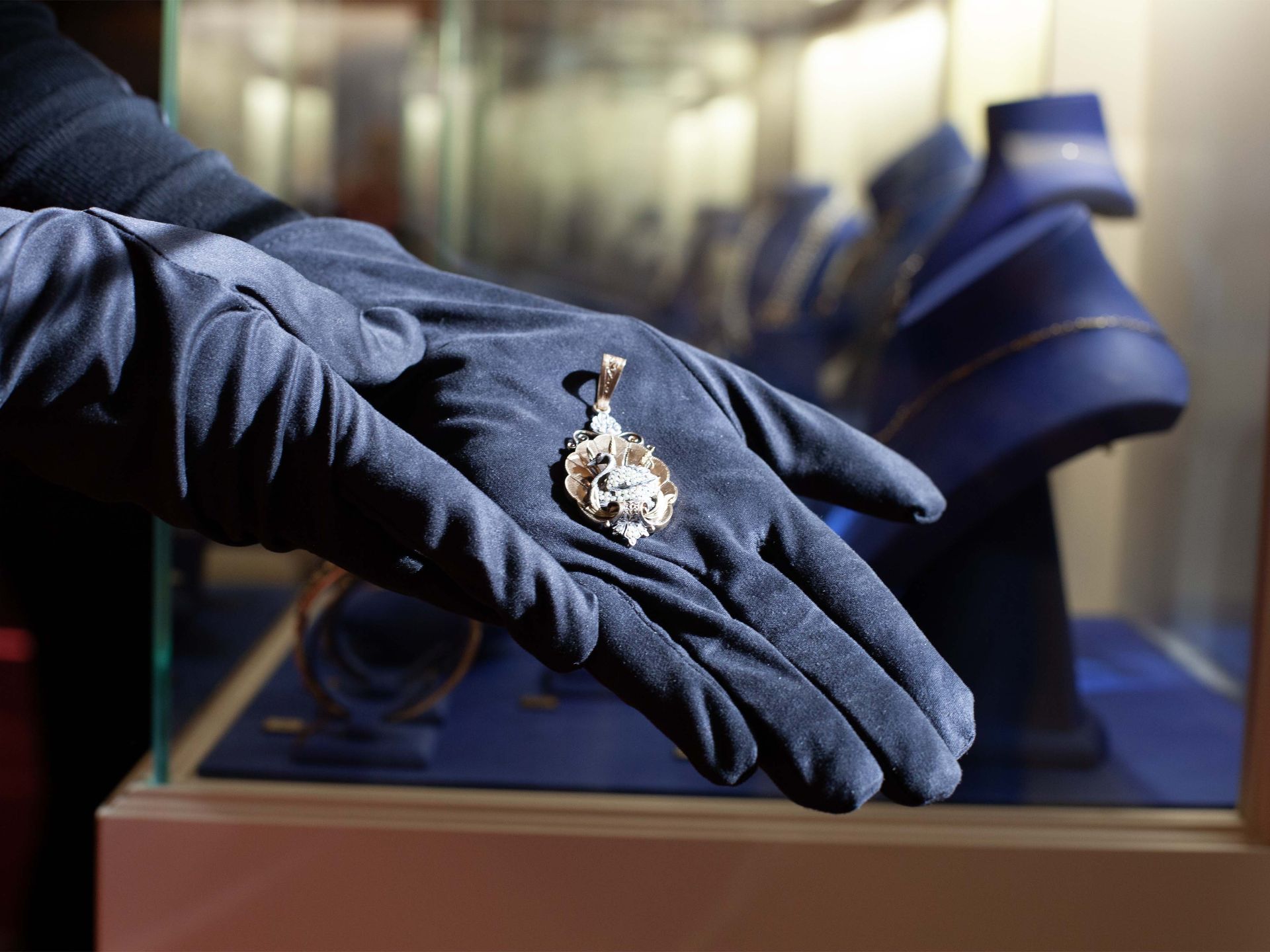 Pandantiv din aur bicolor și argint, decorat cu perle, provine din colecția familiei Launay, cadou din partea reginei Elisabeta