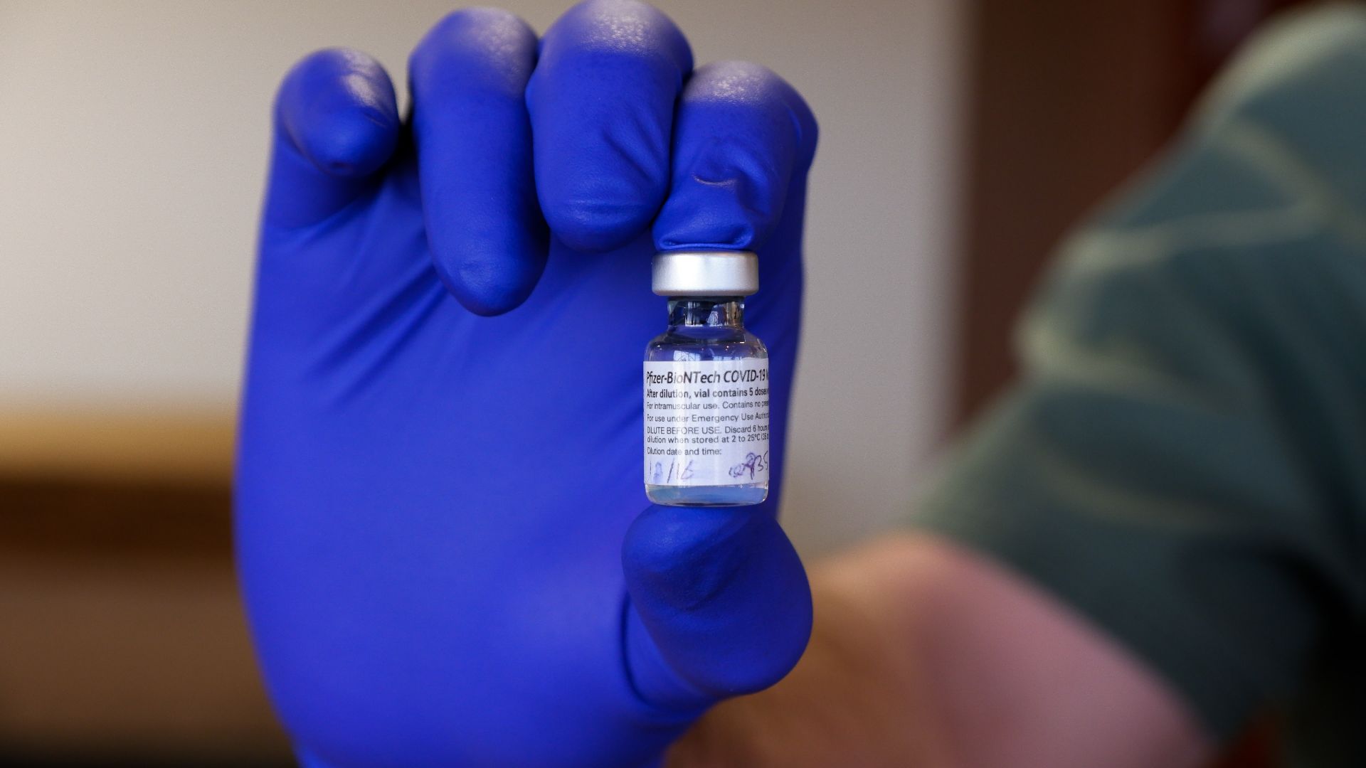 Marea Britanie a autorizat vaccinul booster adaptat produs de Pfizer