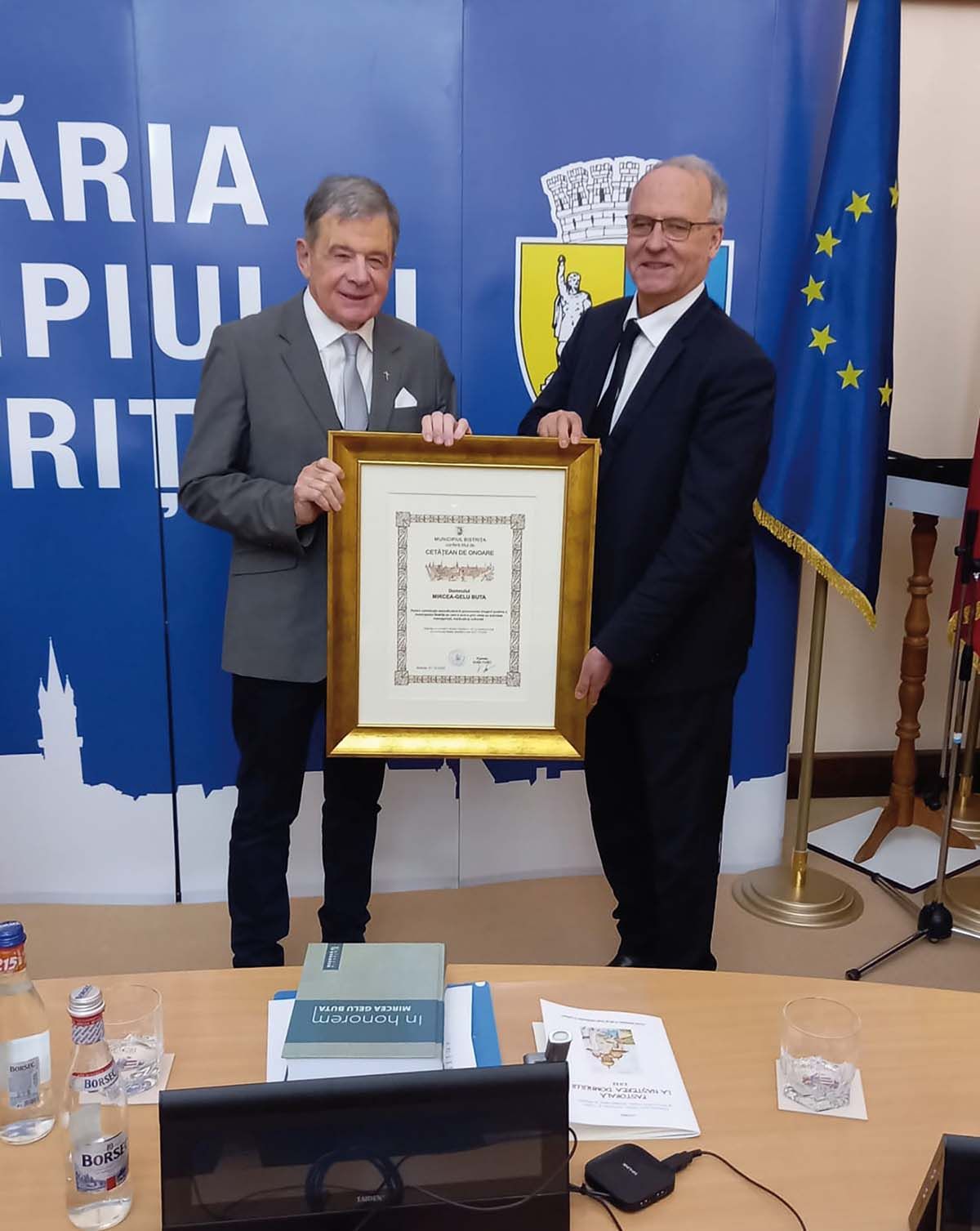 Prof. dr. Mircea Gelu Buta (laureat), prof dr. Dan L. Dumitrașcu (Laudatio)