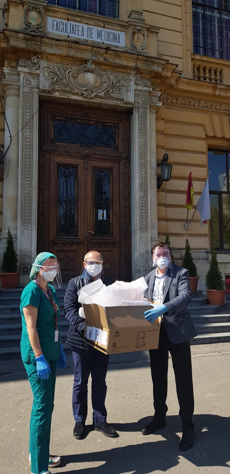 Rectorul UMFCD-Prof.Dr.Viorel Jinga si Decanul Facultatii de Medicina -Prof.Dr.Catalin Carstoiu donand un nou pachet cu viziere