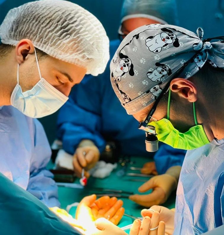 Operație de zece ore: Medicii de la SCJU Târgu Mureş i-au replantat mâna unui bărbat