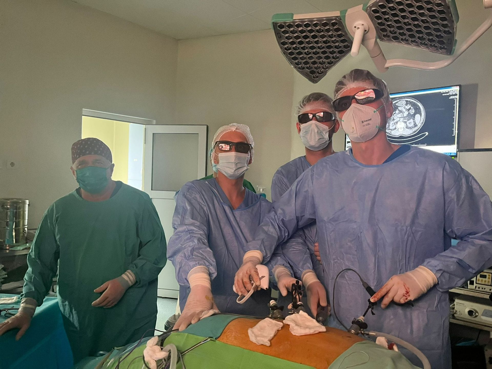 Intervenţie pe tumoră renală folosind tehnologie medicală laparoscopică 3D