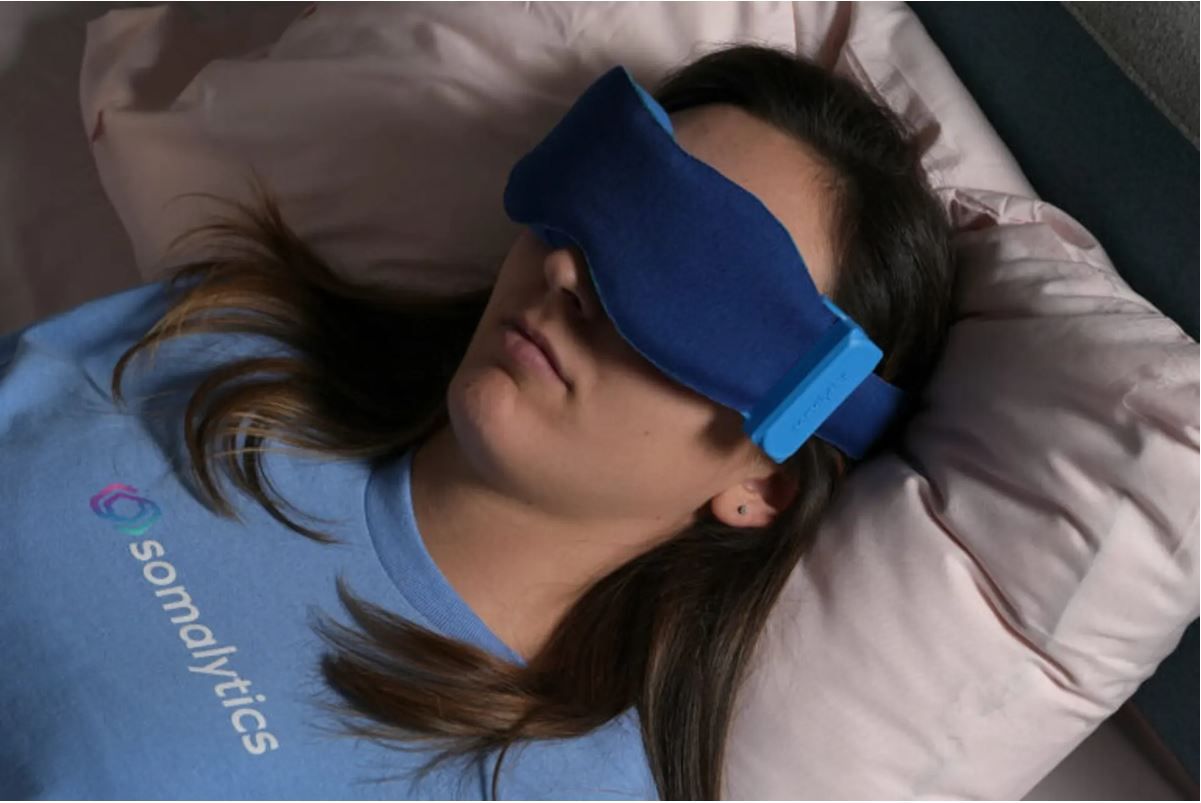 Masca de dormit inteligentă monitorizează somnul REM