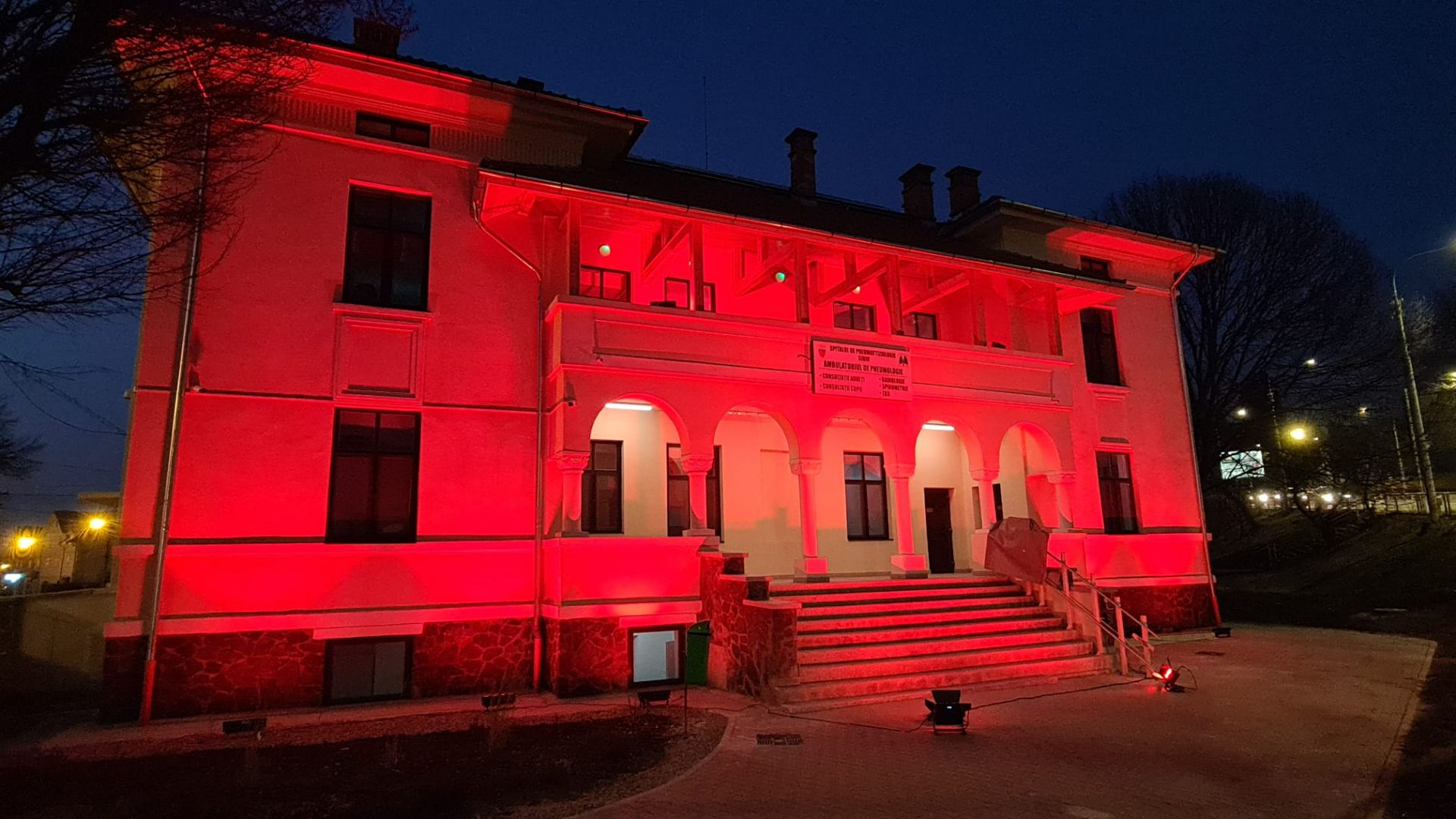 Sibiu: Dispensarul TBC, iluminat în roșu de Ziua mondială de luptă împotriva tuberculozei