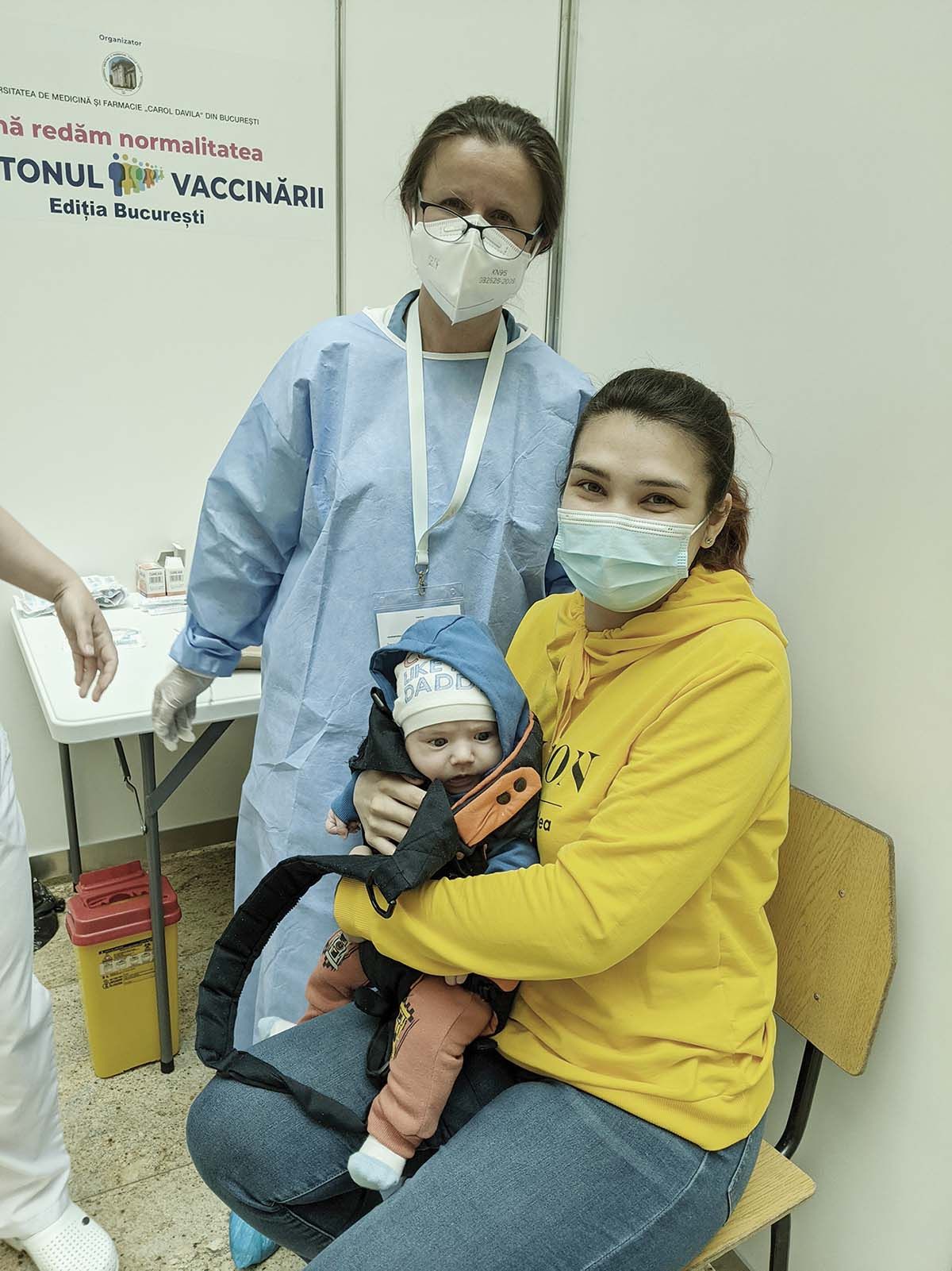 Tanara mama a venit la vaccinare cu bebelusul ei de numai patru luni