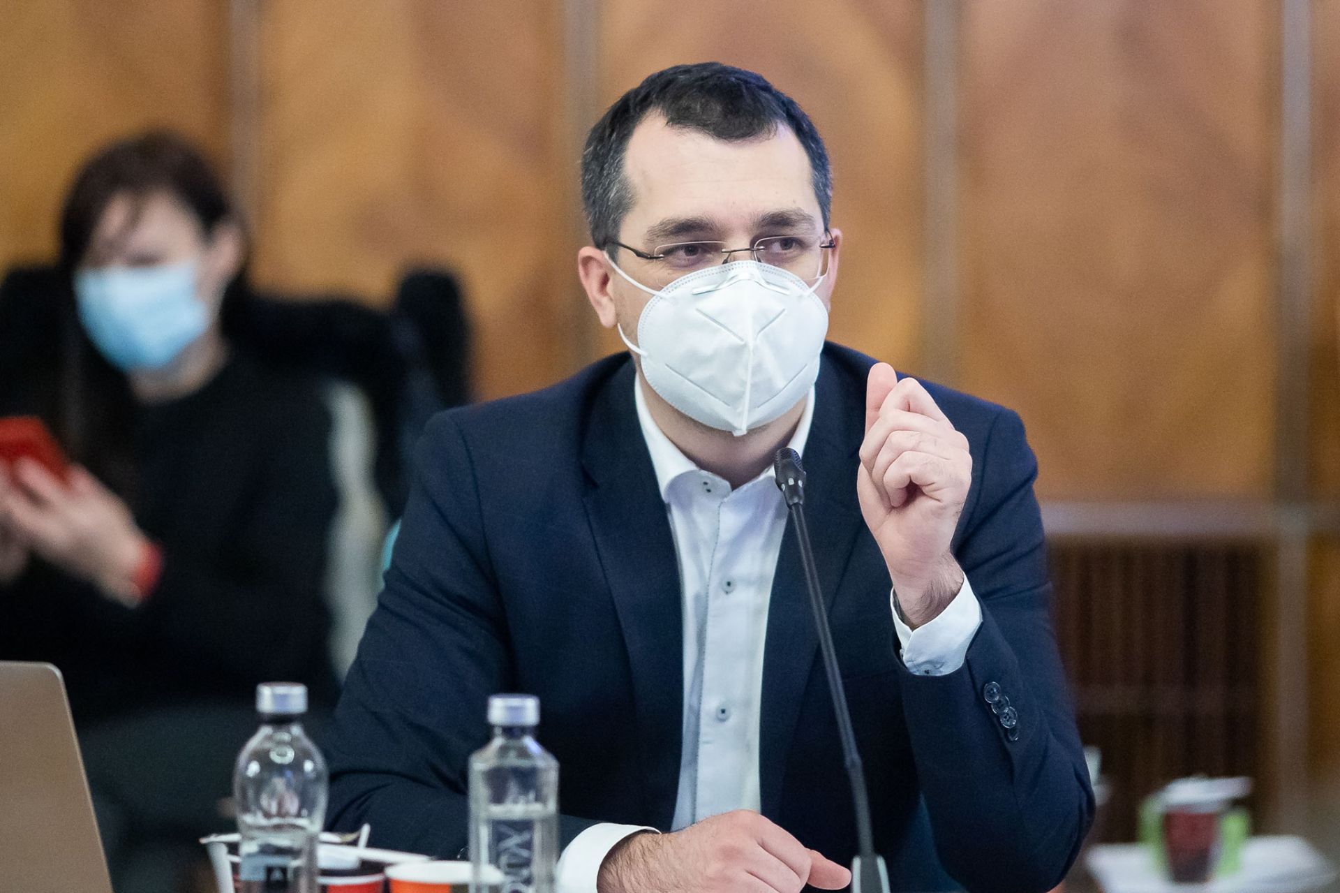 Vlad Voiculescu: Și în România folosim șase doze de vaccin anti-COVID dintr-un flacon