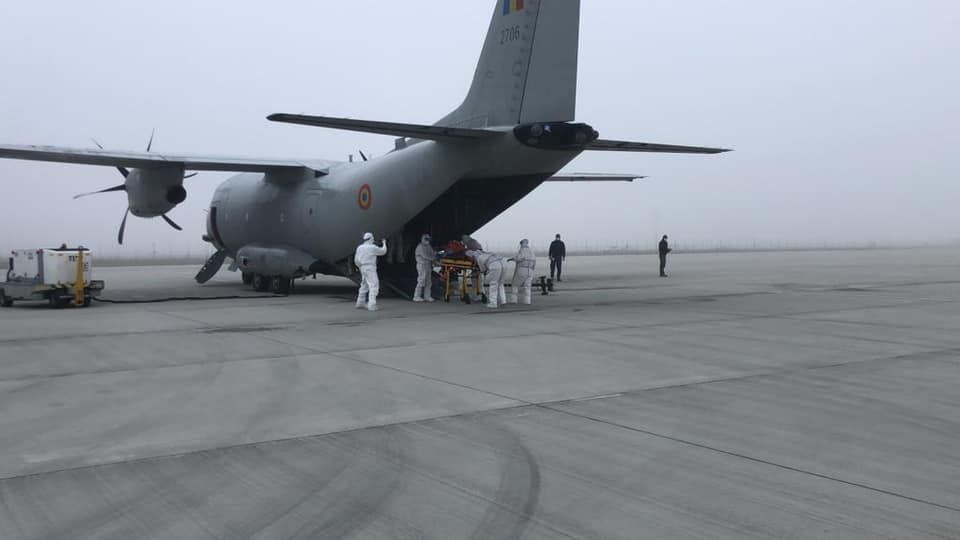 Patru pacienţi cu COVID, transportaţi în Italia cu o aeronavă militară