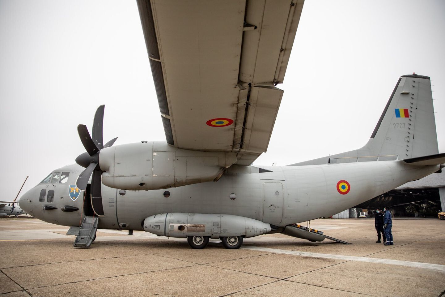 Doi români trataţi de COVID în străinătate, repatriaţi cu o aeronavă militară