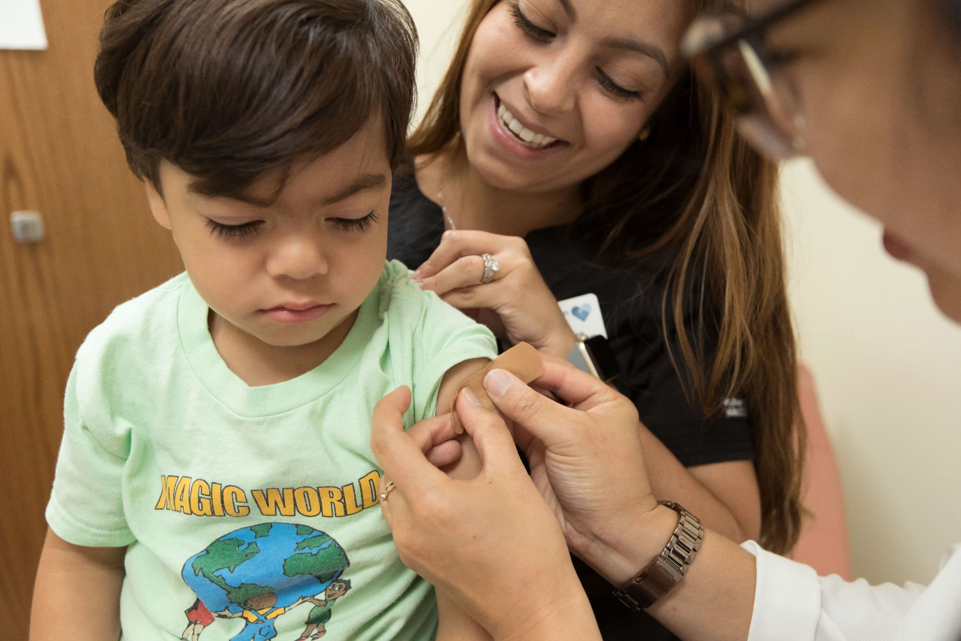 OMS: „Alertă roşie” privind vaccinarea infantilă la nivel global