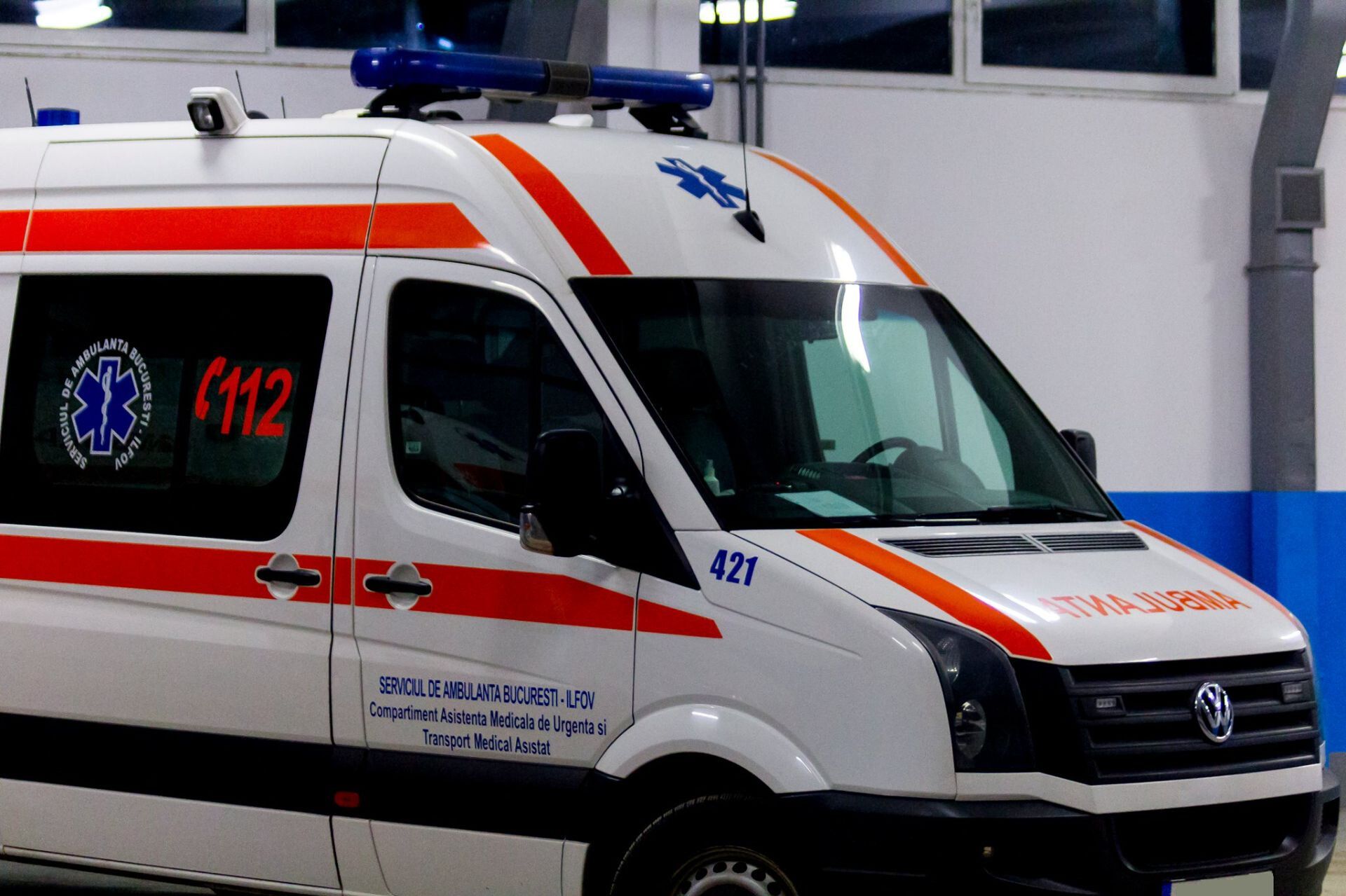 O ambulanţă a luat foc în timp ce mergea să preia un pacient