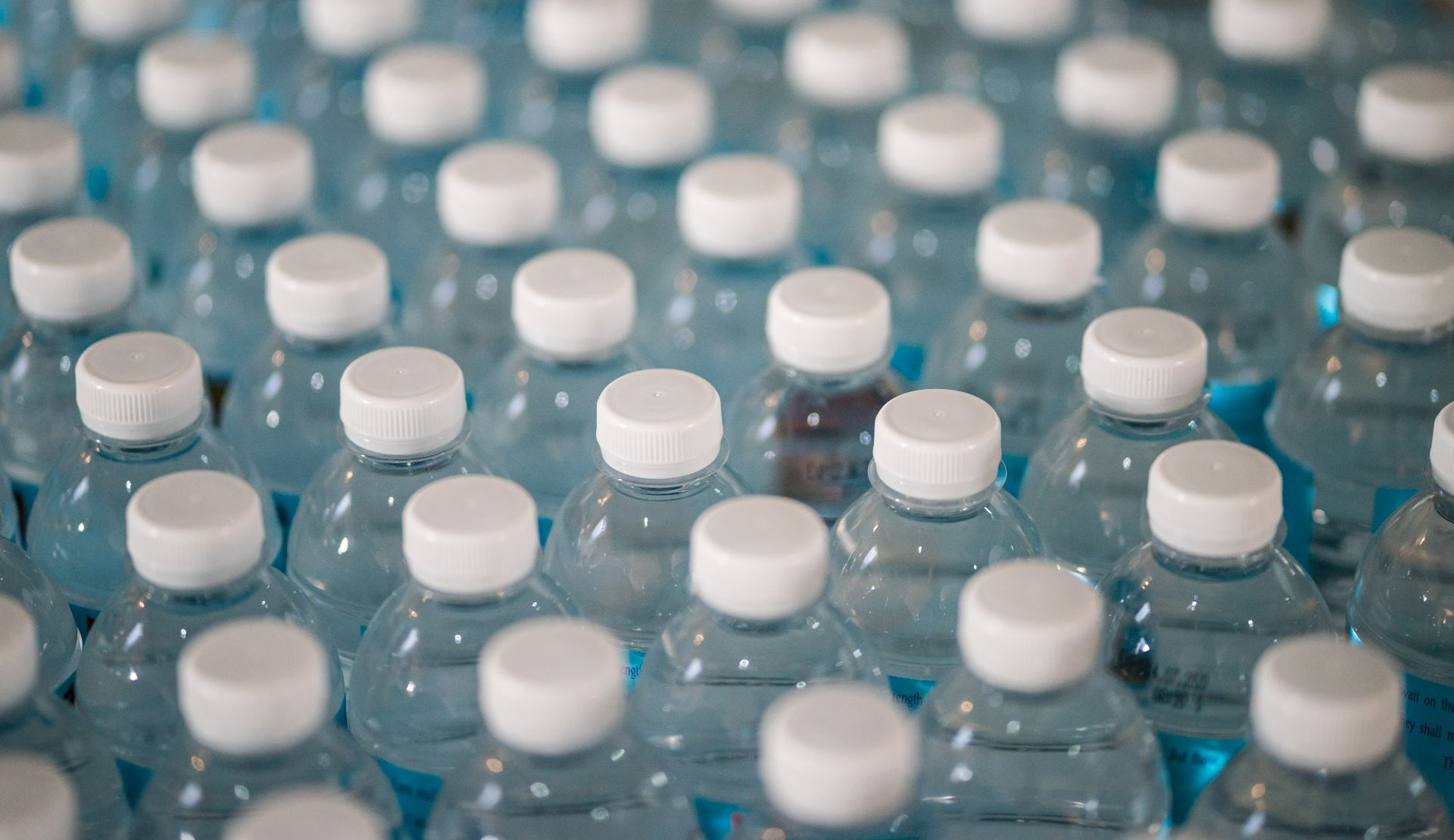 Apa la sticlă: oprirea consumului, benefică pentru oameni și mediu