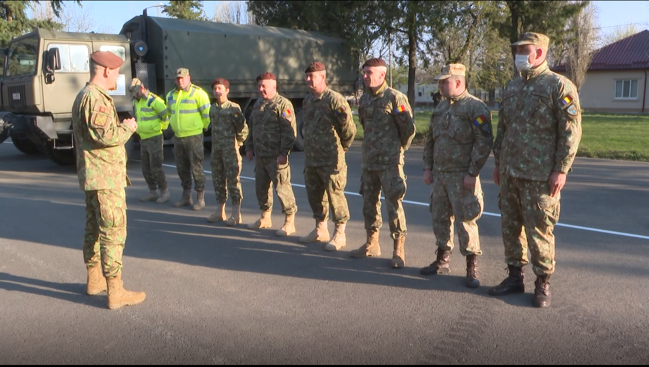 Militarii ajută la distribuirea de alimente și produse de igienă personală familiilor aflate în dificultate