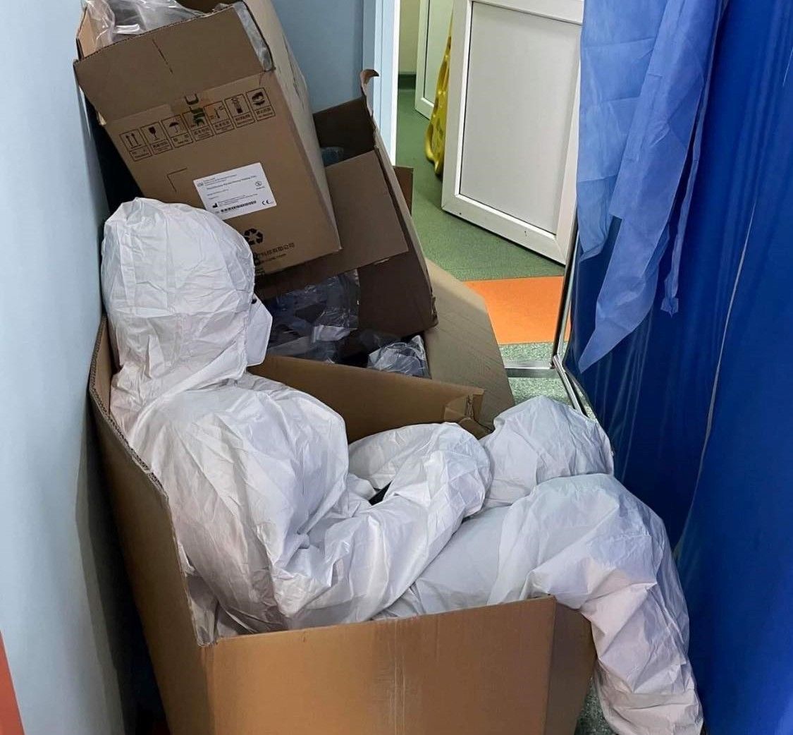 Asistentă medicală epuizată, fotografiată în timp ce se odihnea într-o cutie