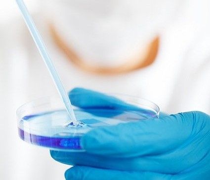 O bacterie periculoasă, identificată într-o soluţie oftalmică folosită la operaţii