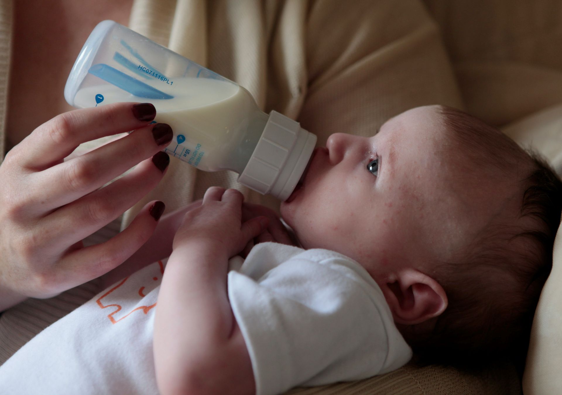 OMS și UNICEF: producătorii de lapte praf transmit mesaje înșelătoare