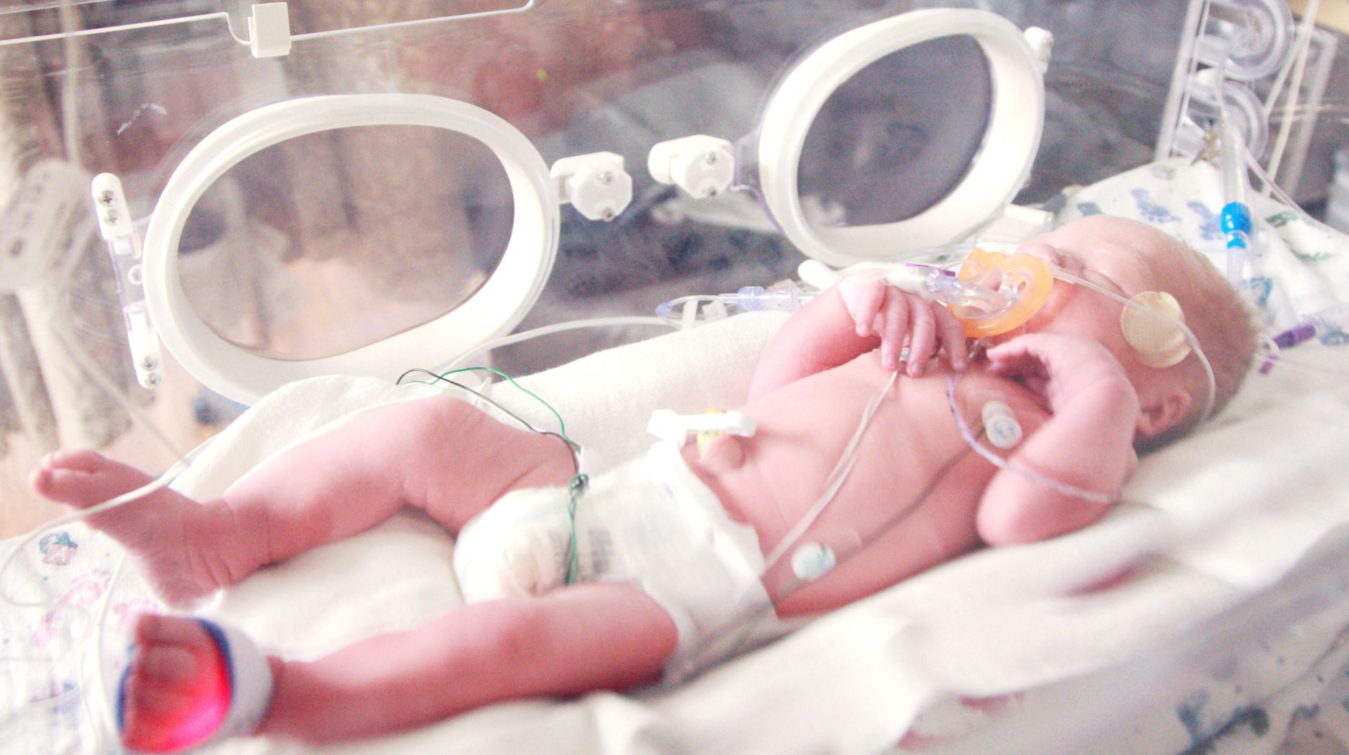 Marea Britanie: o asistentă medicală e judecată pentru uciderea a șapte sugari