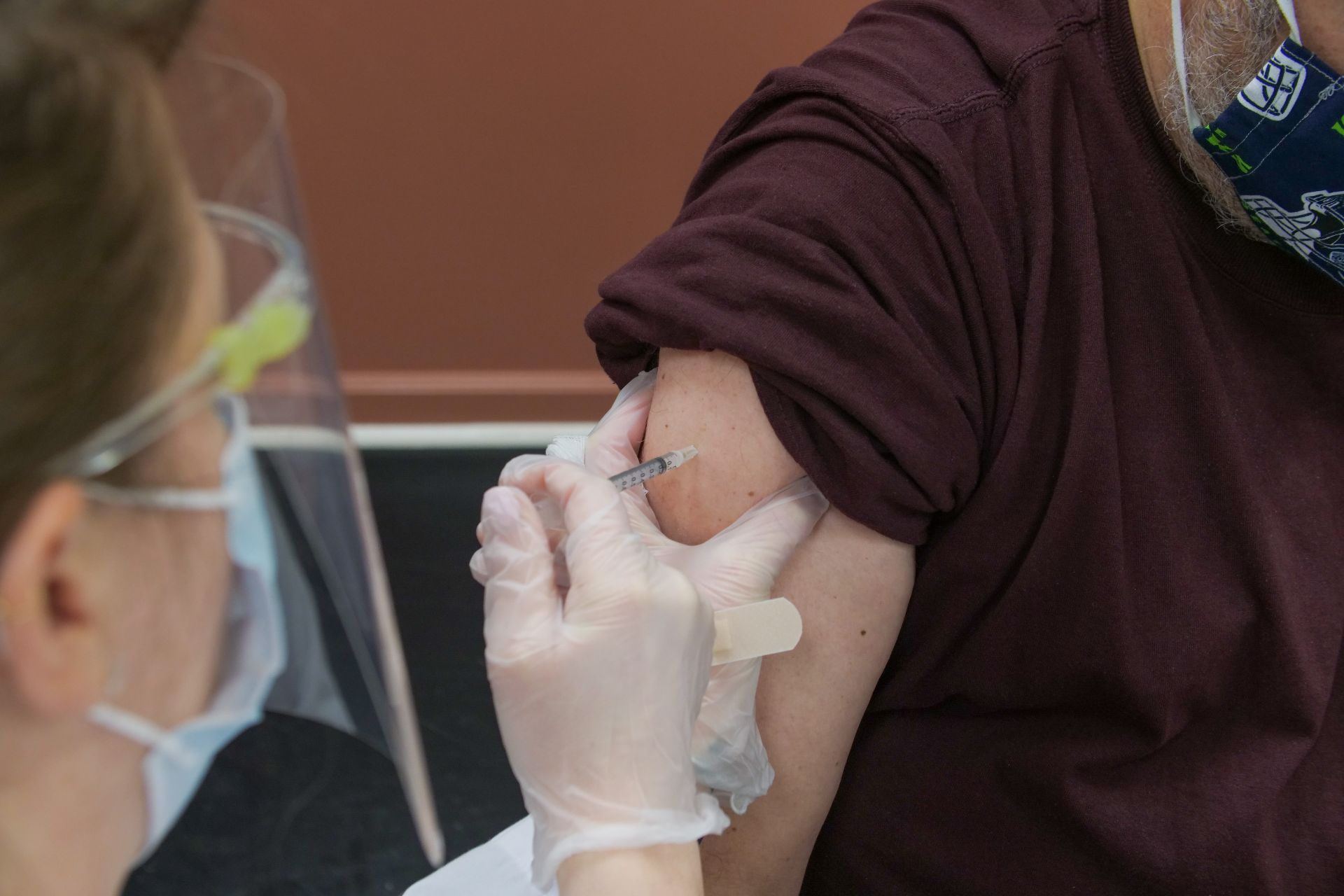 Peste 4 milioane de persoane vaccinate anti-COVID în România