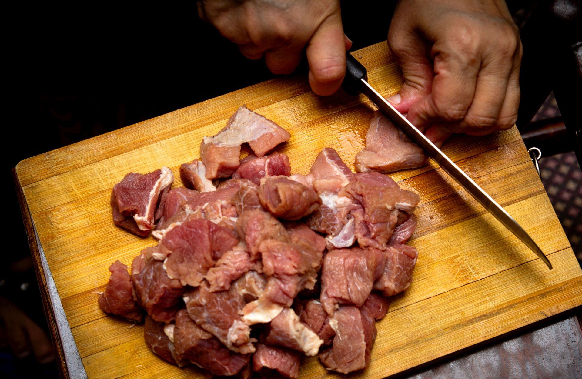 Studiu: consumul excesiv de carne roșie crește riscul de cancer colorectal