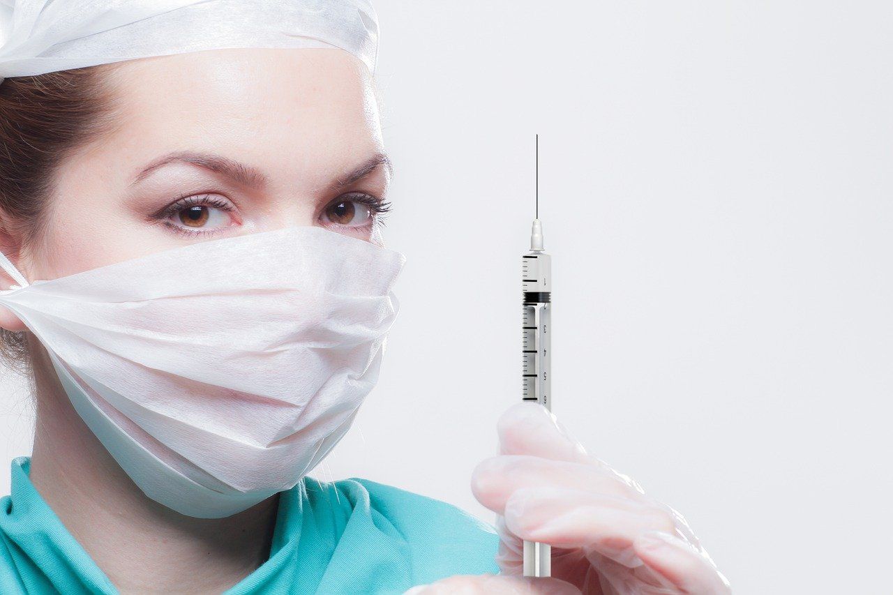 Cazurile de COVID în rândul personalului medical au scăzut după vaccinare