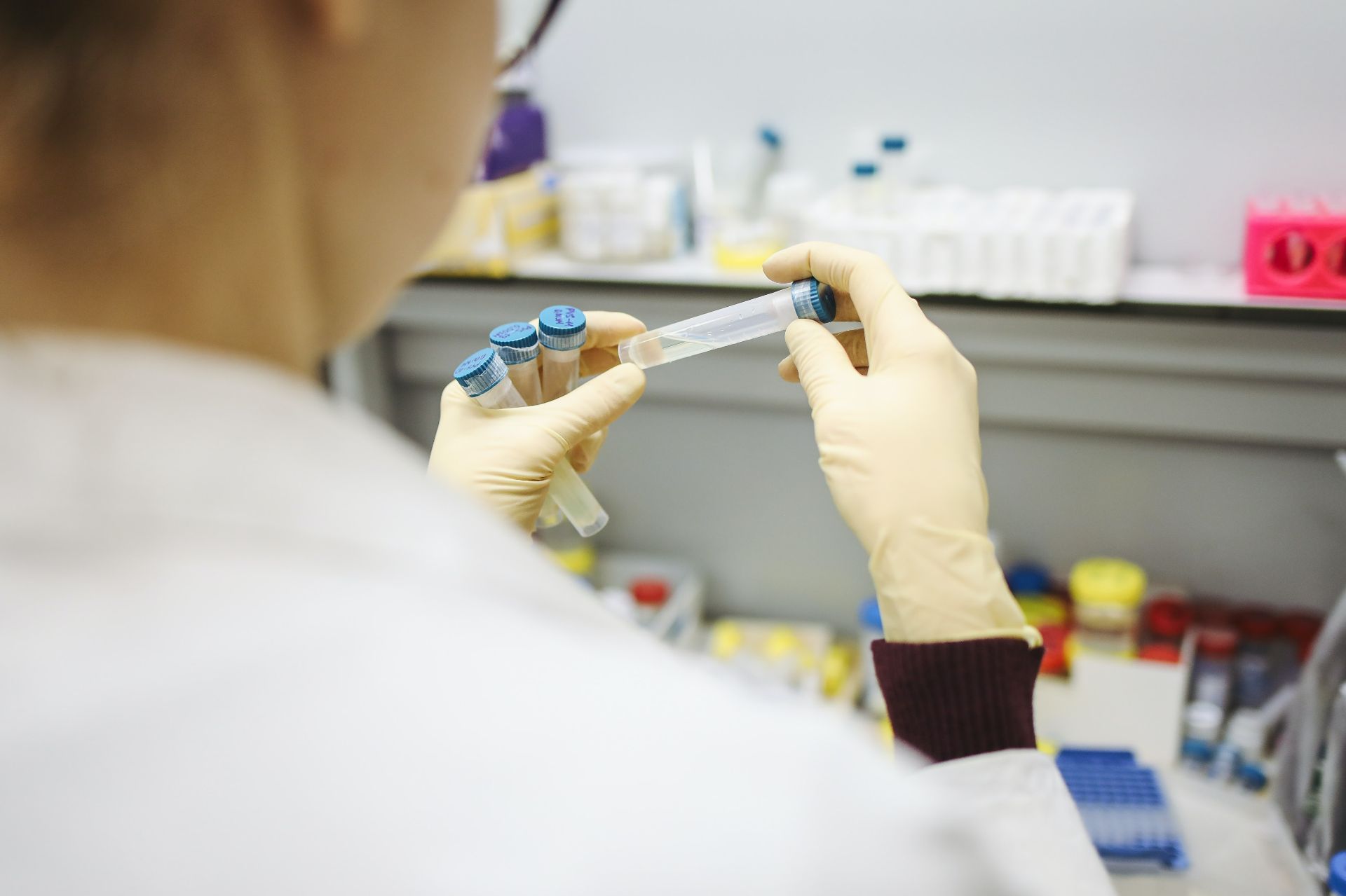 Teste in vitro: trei molecule eficace în tratamentul anti-COVID