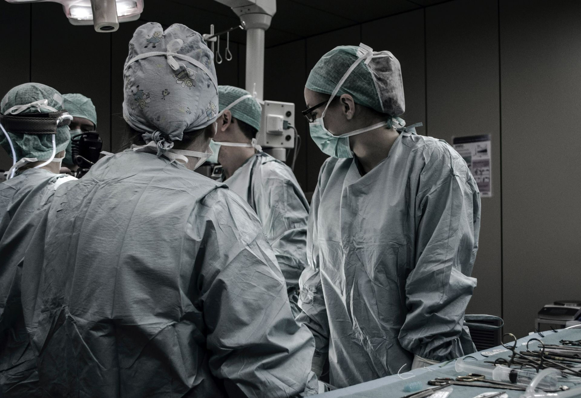 Iaşi: medicii au replantat braţele adolescentei, victimă a accidentului din Pașcani