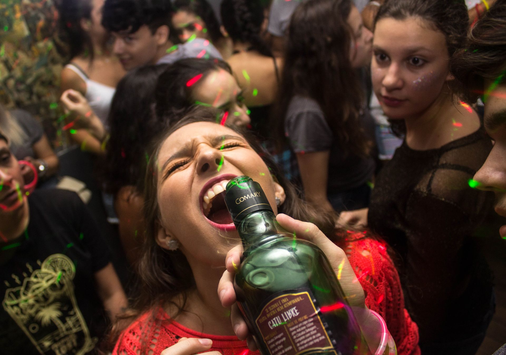 Stresul poate duce la consumul excesiv de alcool la femei, nu și la bărbați