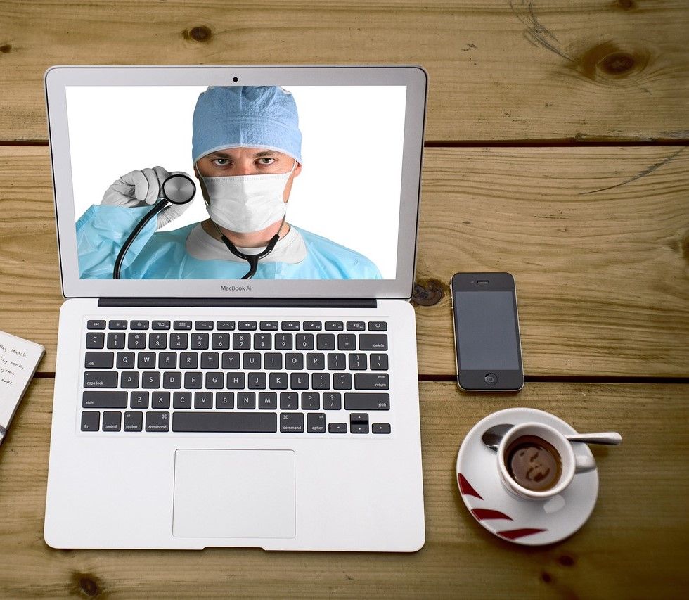 Cererea pentru consultații medicale online aproape că s-a dublat pe fondul Omicron