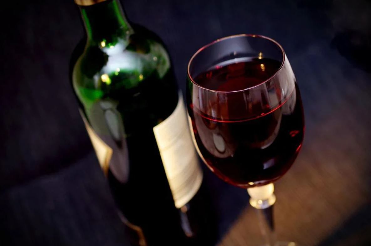 Studiu: doar 4 băuturi alcoolice pe săptămână pot contribui la declinul cognitiv