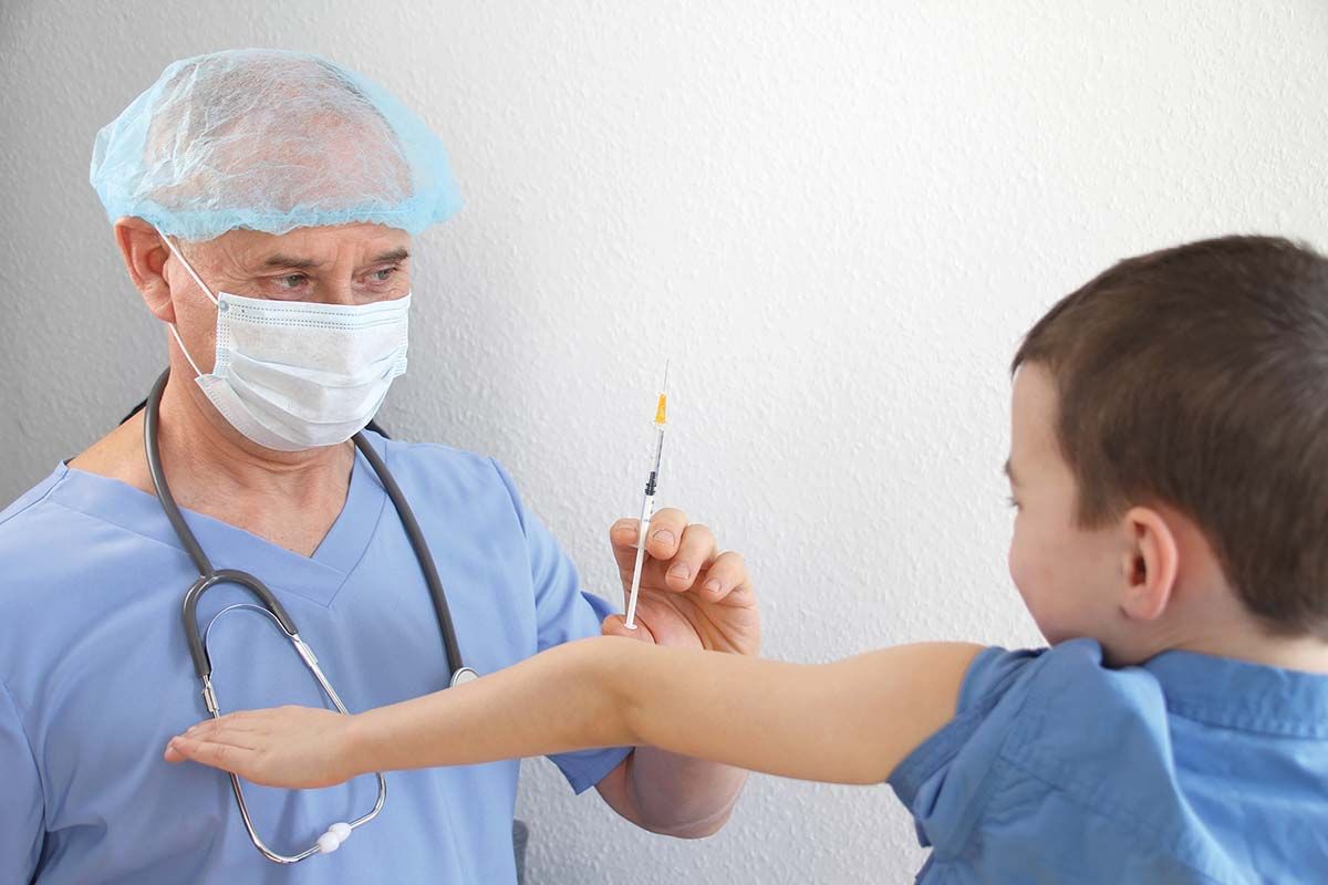 Vaccinăm sau nu copiii de 5-11 ani împotriva COVID-19?