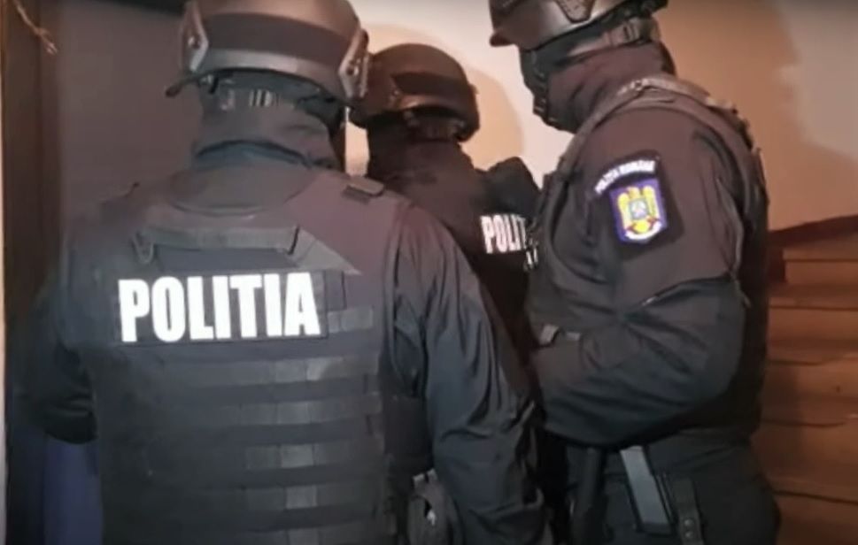Percheziții la persoane care ar fi eliberat adeverințe de vaccinare false